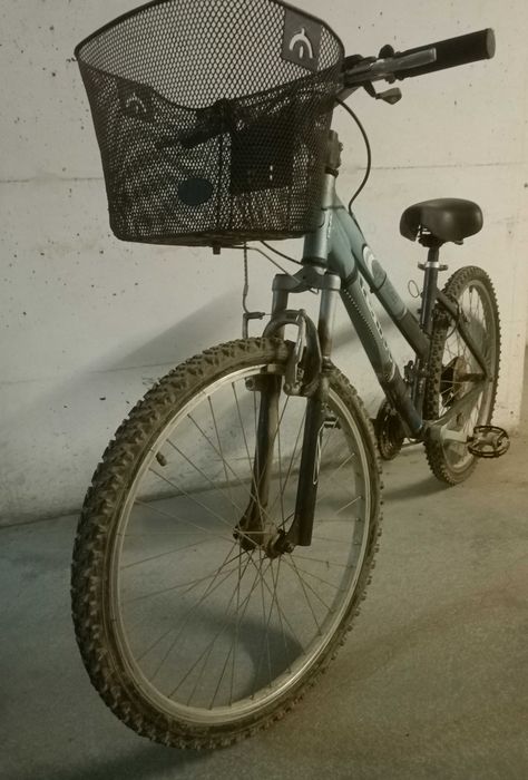 Bicicleta Sra roda 26, estimada e prática, afinada pronta a usar.