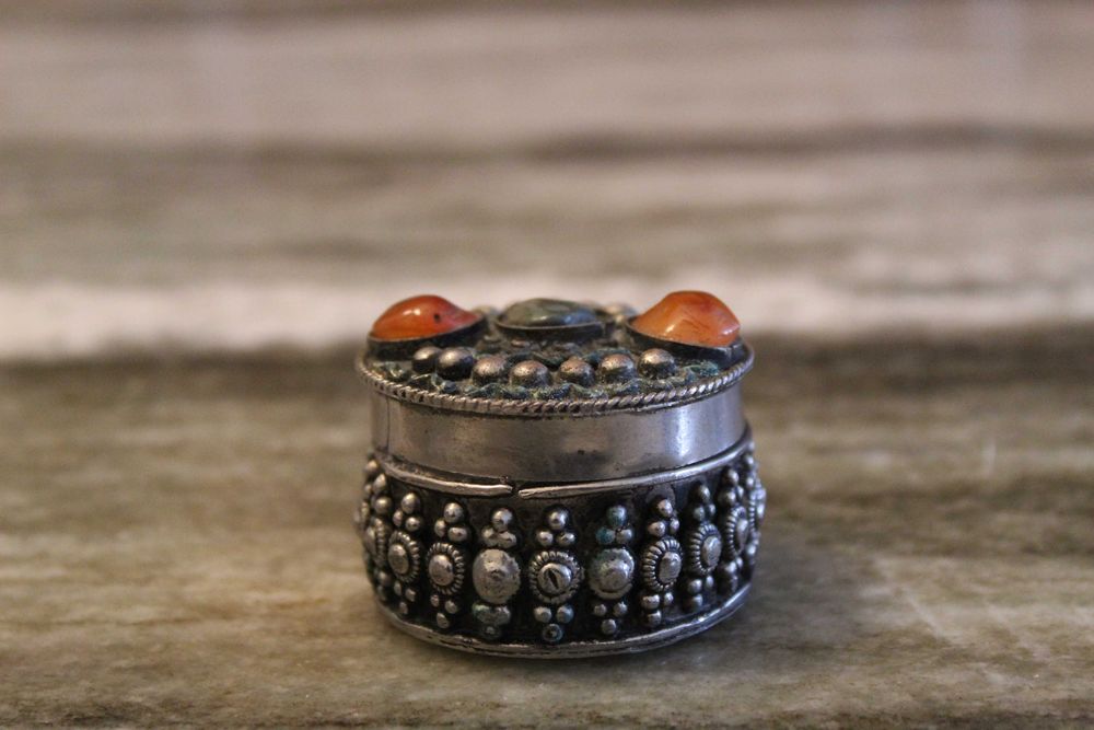 Caixa de comprimidos berbere marroquina antiga - trabalho artesanal