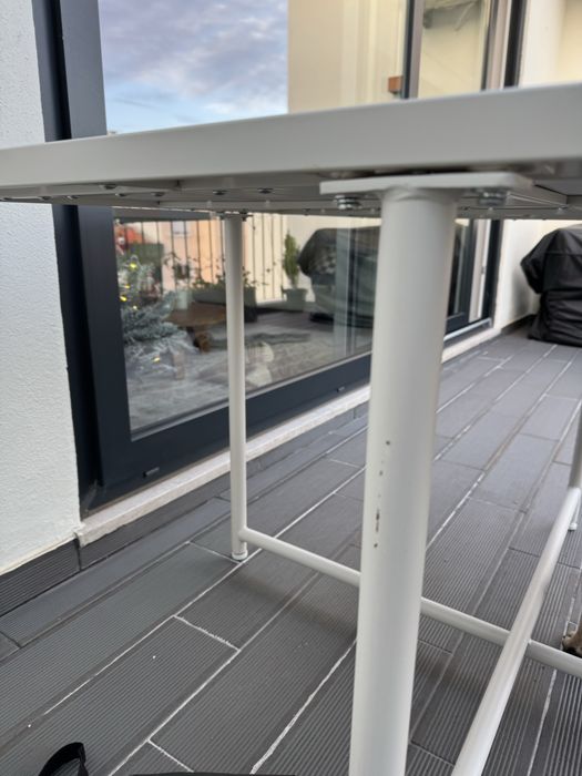 Mesa de metal e resina em bege Maisons du Monde