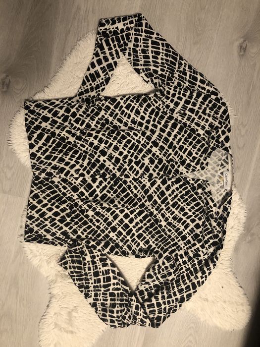 Biało czarny sweterek Calvin Klein