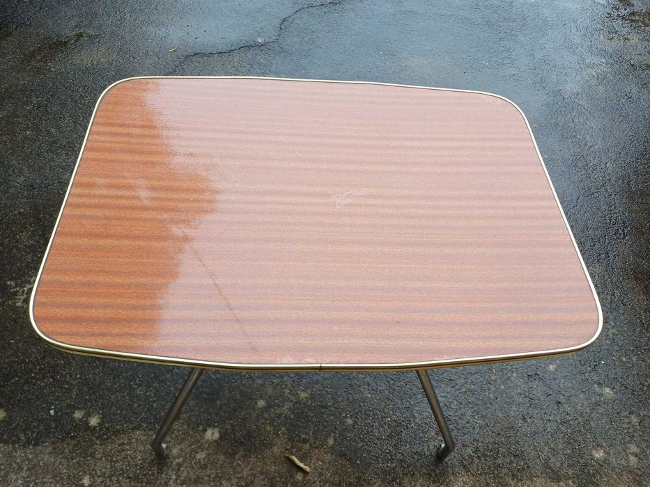 Conjunto de 2 Cadeiras, 1 mesa de TV e 1 mesa de centro, c fórmica