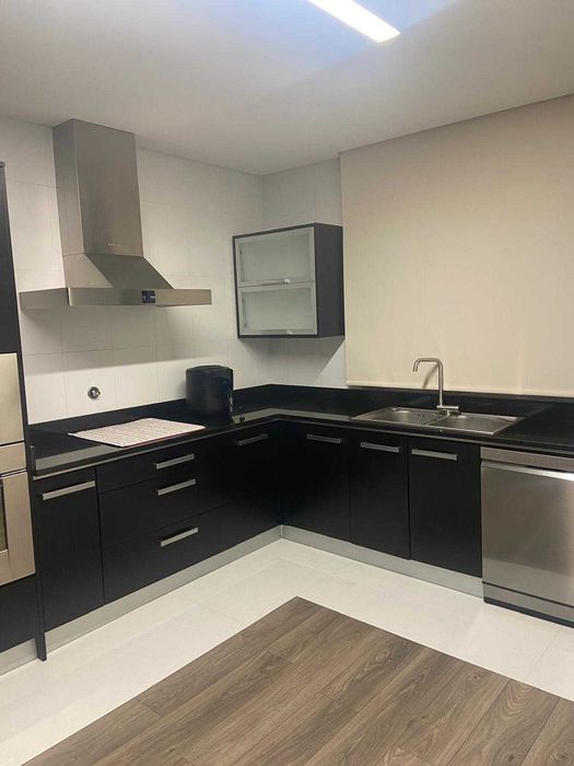 Cozinha preta, moveis e pedra
