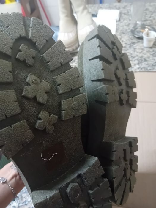 Botins beje em pele