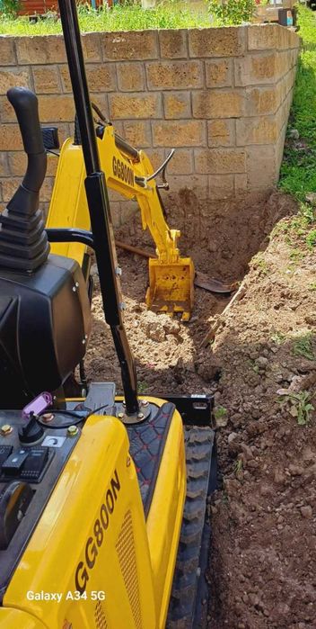 Копаємо траншеї під водопровід, каналізацію, фундамент