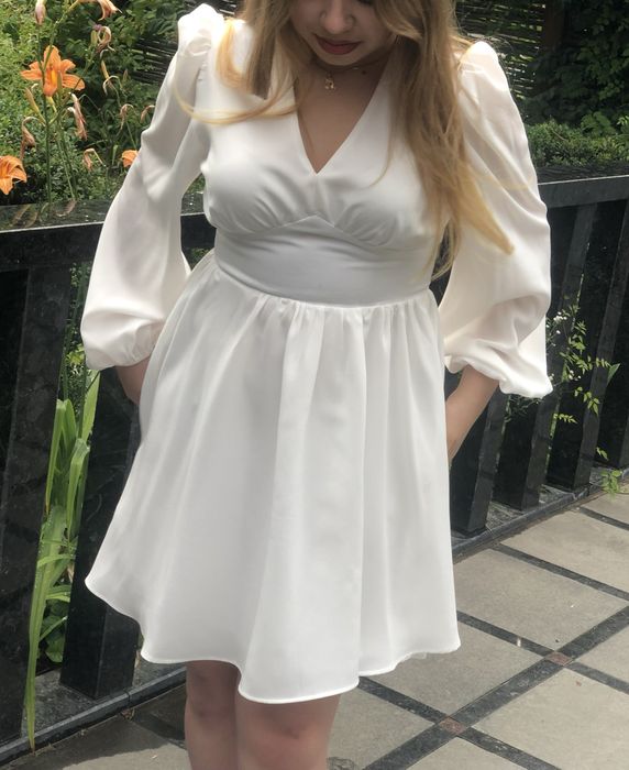 Біла святкова сукня
