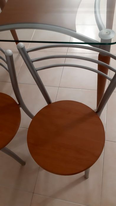 Mesa de cozinha em vidro e 4 cadeiras em bom estado.  Entrego grátis na zona de Lisboa