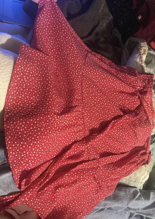 saia vermelha com flores