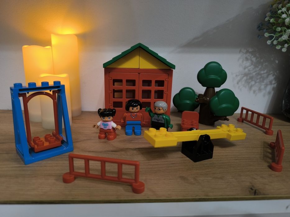 Duplo domek retro z postaciami i dodatkami - plac zabaw drzewo płotki