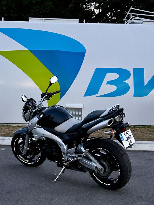 Suzuki gsr 400.
