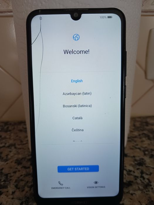 Huawei Y6 (2019), desbloqueado 32 GB preto; ecrã partido, mas funciona; telefone a funcionar; estado do telefone como mostra as fotos.