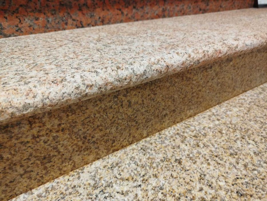 Schody granitowe stopnica półwałek G682 Yellow Rock 120x33x3 płomień