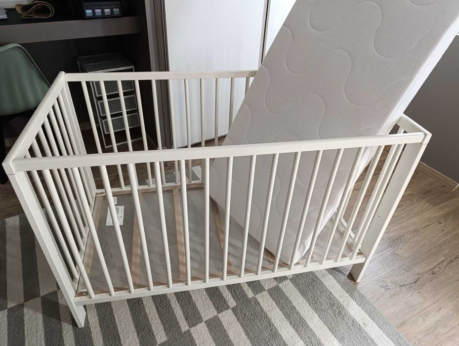 Berço com oferta de colchão com forra e conjunto de menino