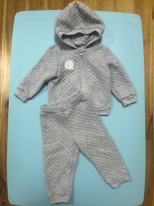 Костюм сірого кольору