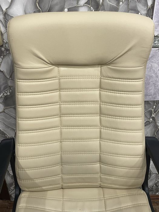 Офісне світле крісло / компʼютерне