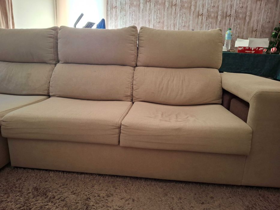 Sofa com chaiselong e 2 puffs