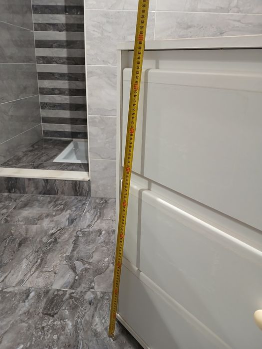 Cómoda branca com gavetas