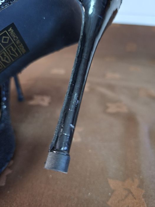 Sapatos pretos de salto alto com lantejoulas – elegantes/festa