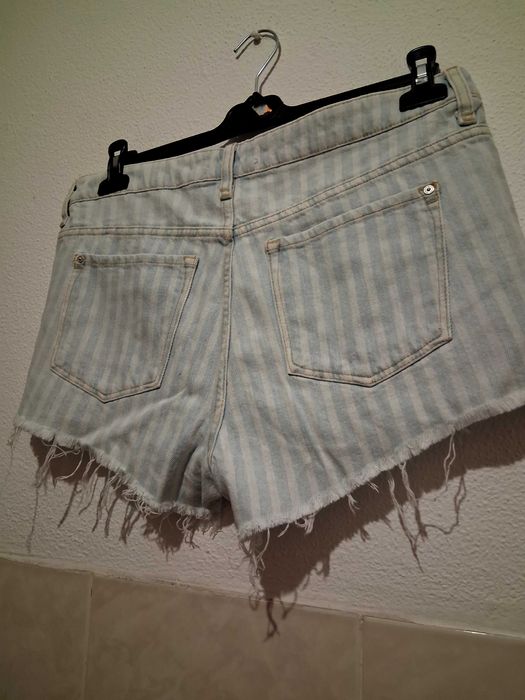 Shorts Pull&Bear e MNG,com camisola H&M.