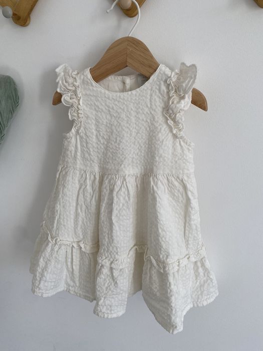 Sukienka kremowa lindex 68 teksturowana falbanki jak newbie