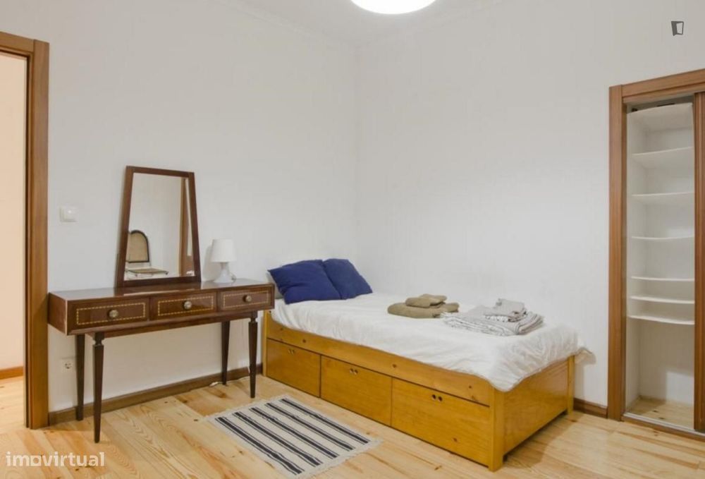 Quarto - localizado em Sete Rios Lisbon