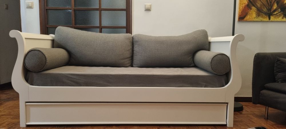 Cama/sofa com pouco uso madeira maciça vendo com um colchão e conjunto de almofadas. Faz cama de casal.