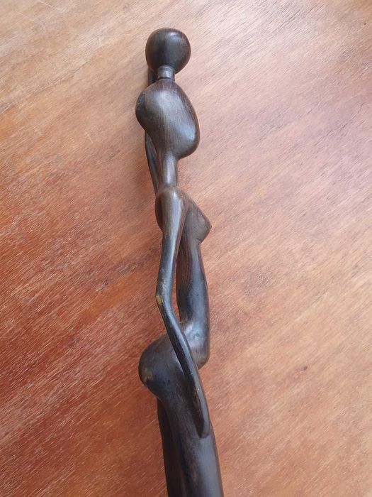 Estatueta em madeira de figura feminina