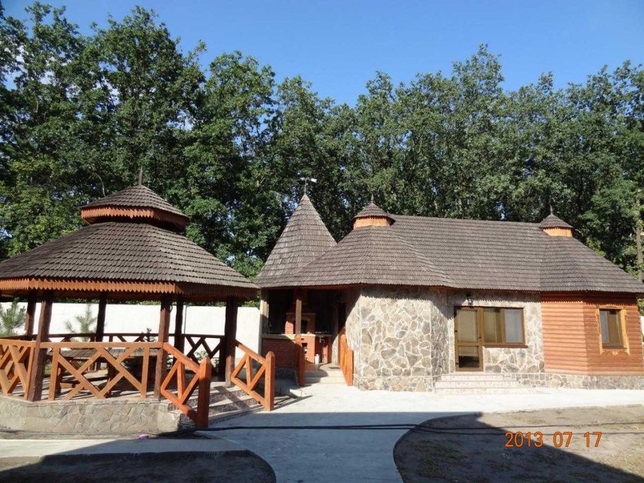 Продам усадьбу в Орловщине (3 дома на участке 40 соток)бассейн, беседка, камин