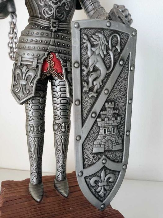 Armadura século XVI estatueta em metal ornamento