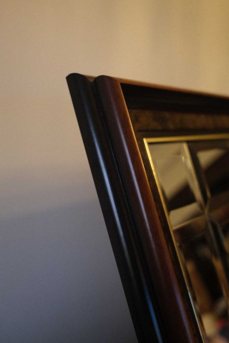 Espelho Clássico de Coleção com Presença - Cristal e Raiz de Nogueira