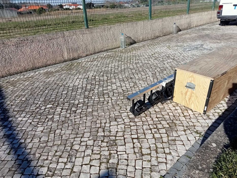 Vendo 2 barras de alumínio com 4 projetores cada barra