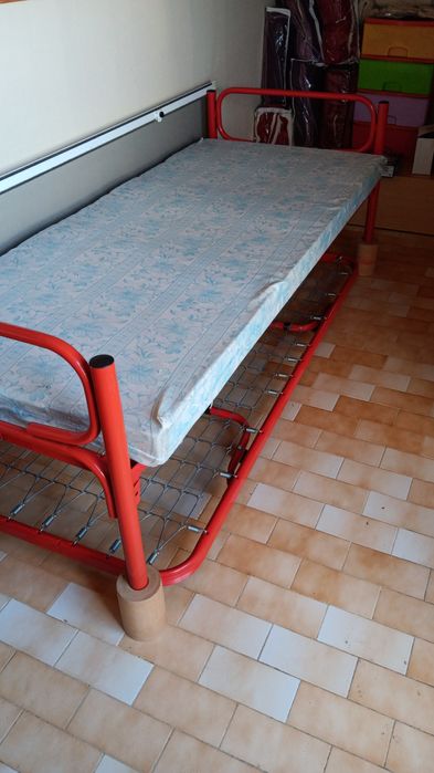 Cama de solteiro com cama extra em baixo e colchões