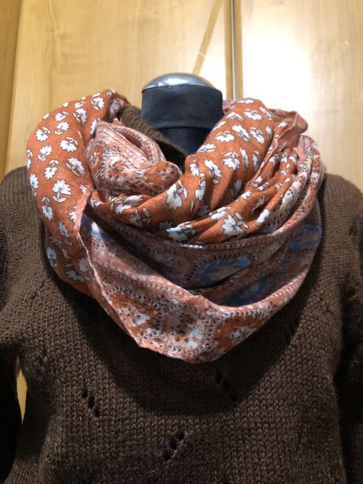 Lekki wiosenny pomarańczowy szal chusta w kwiatowe wzory nowy