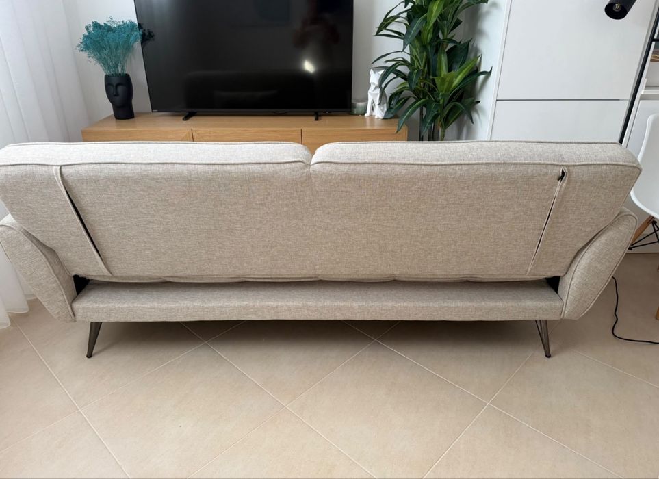 Sofá cama bege em tecido com 2 almofadas