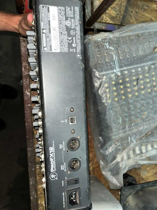 Mesa de mistura Mackie ProFX12 — usada, com avaria nos canais
