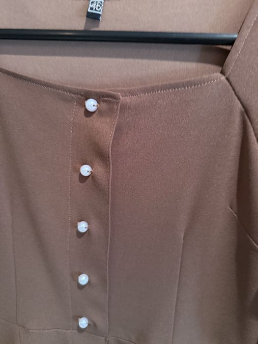 Сукня трендового шоколадного кольору з гудзиками