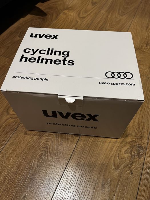 Czarny kask Uvex Audi