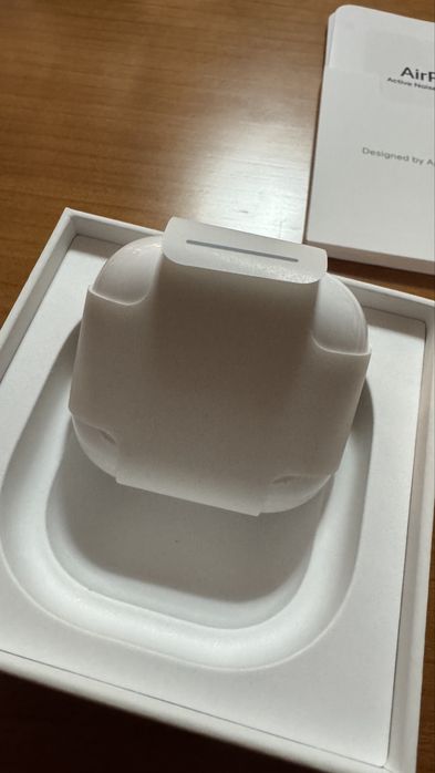 Apple Airpods 4 active noise cancellation