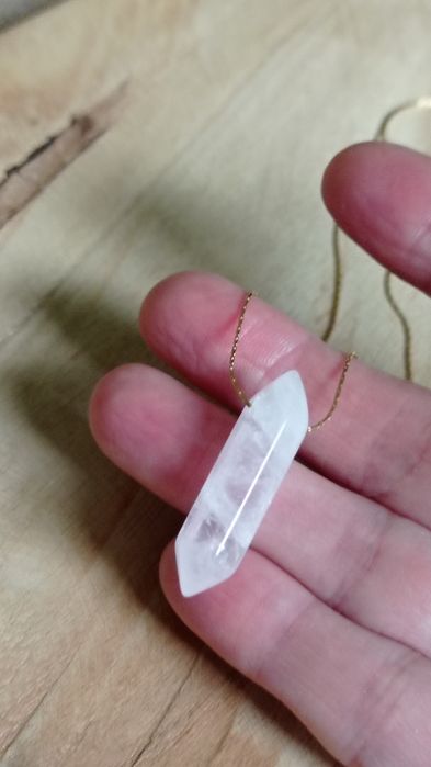 Delikatny naszyjnik z kwarcem różowym na złotej nitce