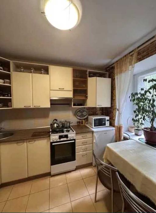 Продам двокімнатну квартиру, цегляний будинок