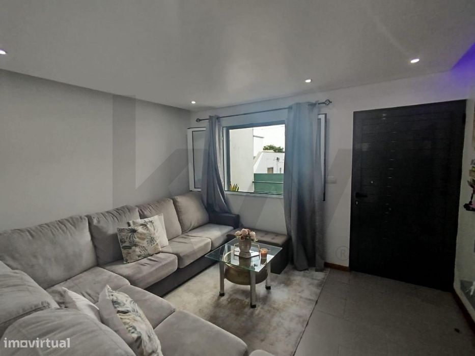 Moradia T2 nas Capelas, perto da zona balnear do poços e comercio.