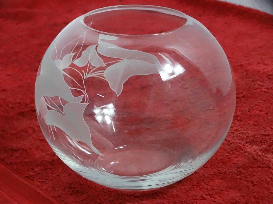 Elegancka szklana waza KULA – matowy motyw kwiatowy | 17,5 cm