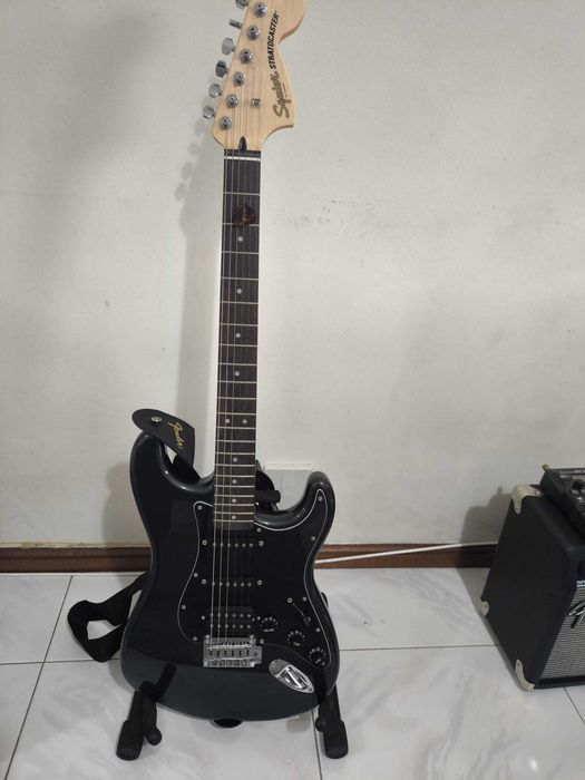 Pack Guitarra Stratocaster Squier + Pedal Guitarra Multi-FX G1X Four Zoom + Suporte de Guitarra