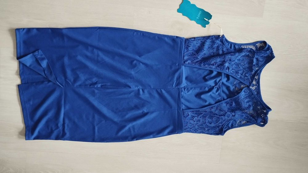 Vestido azul com renda