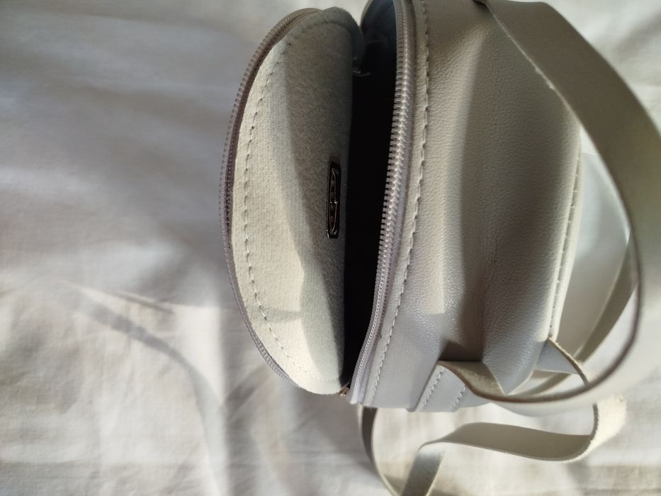 Mochila de cor cinza