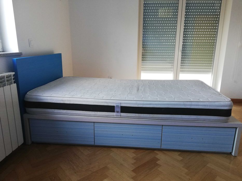 Mobília de quarto de solteiro (2 camas+2 estantes)