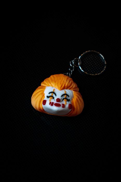 Brelok Pennywise - Ożyw swoje klucze dreszczykiem grozy!