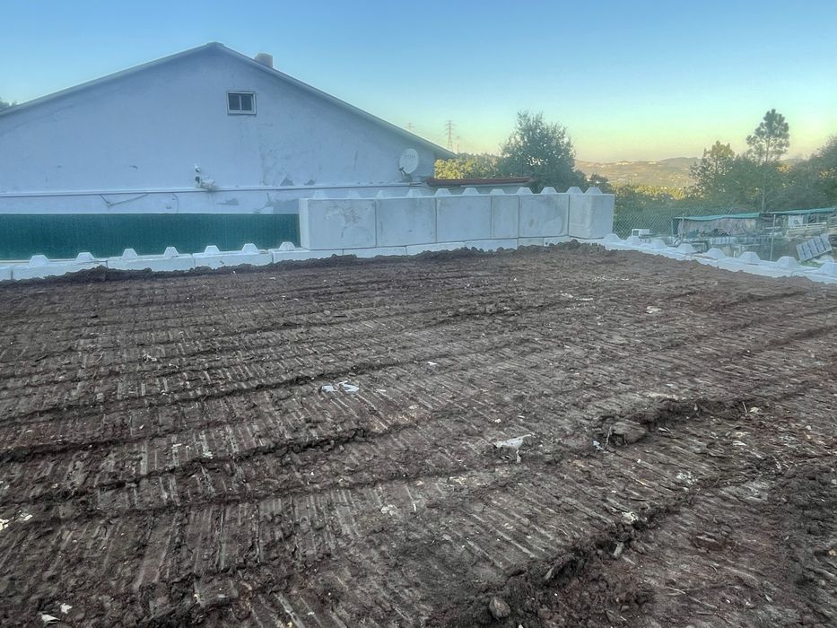 Demolições, Terraplanagem, escavações, limpezas de terreno e obras