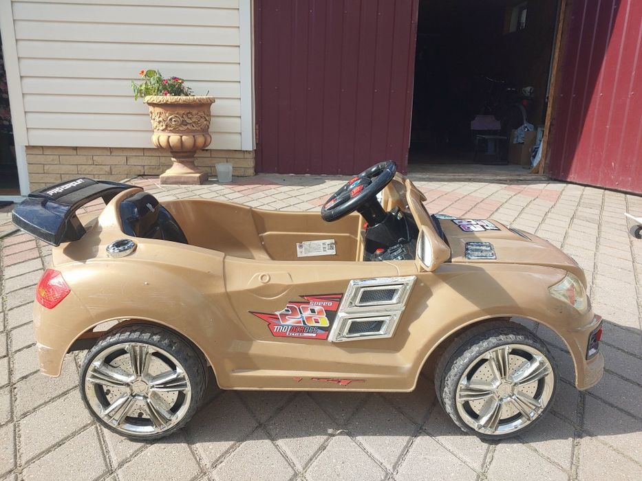 Дитячий акумуляторна машинка