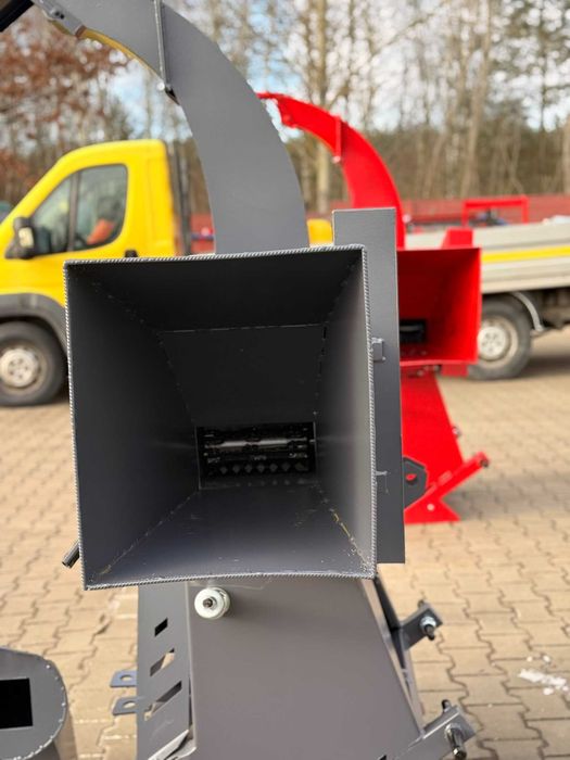 Półąutomatyczny rębak do drzewa gałęzi