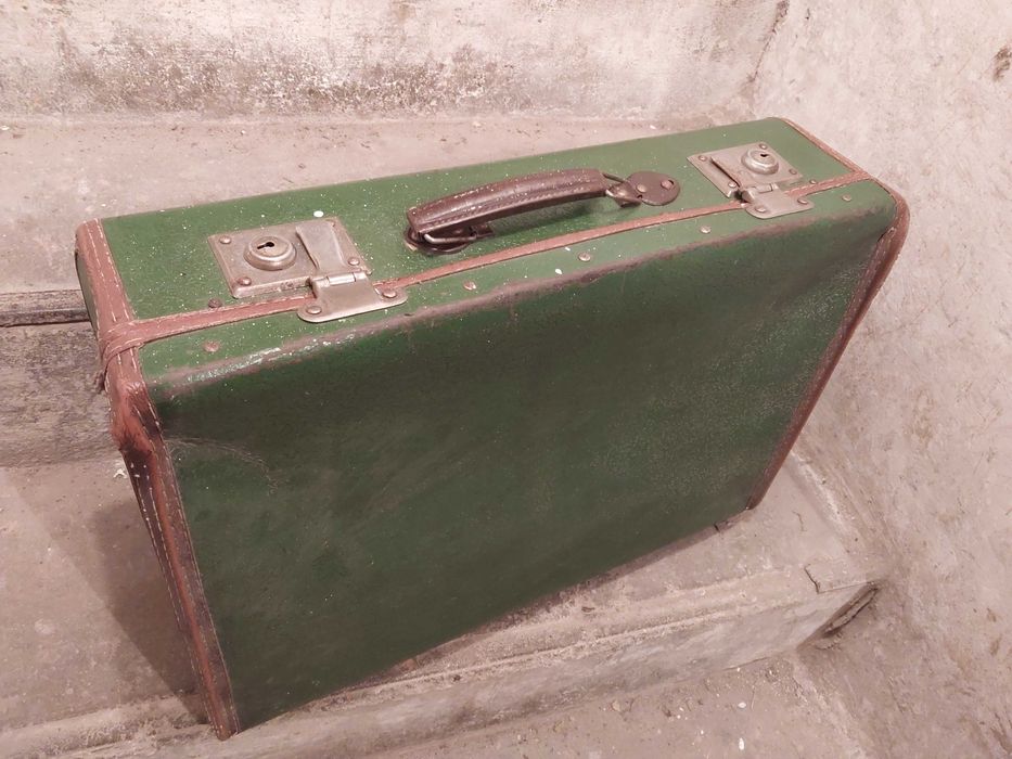 Stara walizka kartonowa tekturowa PRL.  Zielona walizka vintage.